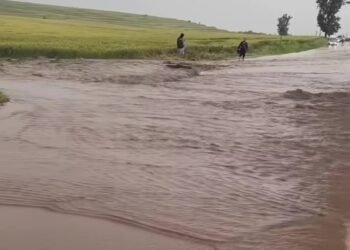 Ploile abundente au provocat inundații în mai multe localități din Galați. Zeci de curți afectate, iar două locuințe au fost inundate la Piscu