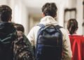 Alocația copiilor ar putea fi redusă la 100 de lei. Parlamentarii propun o „bursă de prezență” pentru elevii care merg la școală