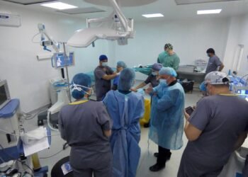 Premieră medicală în Bacău: Prima operație de protezare totală a genunchiului asistată de robotul ROSA, realizată cu succes la Spitalul Județean