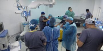 Premieră medicală în Bacău: Prima operație de protezare totală a genunchiului asistată de robotul ROSA, realizată cu succes la Spitalul Județean