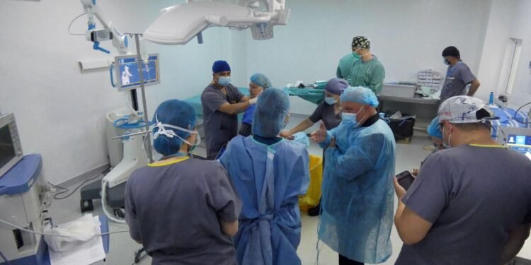 Premieră medicală în Bacău: Prima operație de protezare totală a genunchiului asistată de robotul ROSA, realizată cu succes la Spitalul Județean