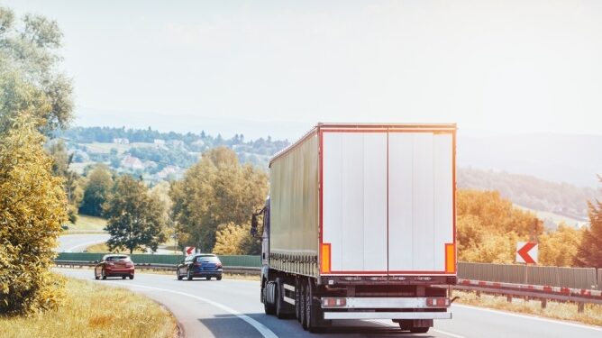 Canicula golește șoselele de TIR-uri: restricții fără precedent în 36 de județe, inclusiv Iași!
