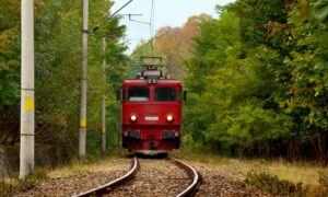 Haos pe calea ferată! Patru trenuri de călători, blocate între Brașov și Hărman după defectarea unei locomotive