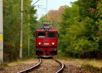 Incident grav pe calea ferată din Suceava. Trei traverse au fost așezate intenționat pe șine, iar mecanicul unui tren CFR Călători a evitat o posibilă tragedie