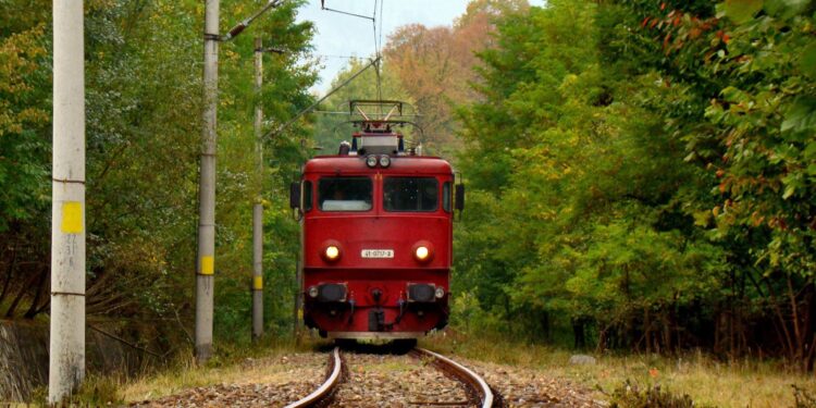 Incident grav pe calea ferată din Suceava. Trei traverse au fost așezate intenționat pe șine, iar mecanicul unui tren CFR Călători a evitat o posibilă tragedie