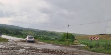 Precipitații abundente în județul Vaslui. Apa a inundat sediul Poliției Municipale Vaslui și a năvălit pe mai multe drumuri naționale și județene