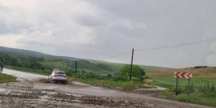Precipitații abundente în județul Vaslui. Apa a inundat sediul Poliției Municipale Vaslui și a năvălit pe mai multe drumuri naționale și județene