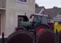 Botoșani | Primarul comunei Leorda a lovit un pieton și a intrat cu tractorul într-o casă