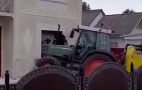 Botoșani | Primarul comunei Leorda a lovit un pieton și a intrat cu tractorul într-o casă