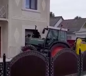 Botoșani | Primarul comunei Leorda a lovit un pieton și a intrat cu tractorul într-o casă
