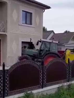 Botoșani | Primarul comunei Leorda a lovit un pieton și a intrat cu tractorul într-o casă