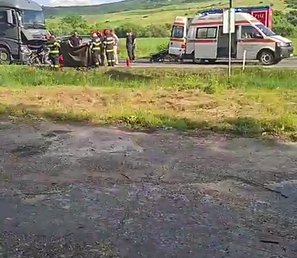 Tragedie în județul Vaslui pe DE 581 după coliziunea dintre o autocisternă și un autoturism. Un bărbat a murit iar altul a fost preluat în comă