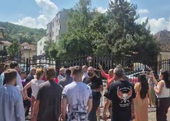 Revoltă la Opera Brașov: aproape 150 de angajați au cerut demisia managerului interimar. Protestul s-a încheiat cu intervenția Poliției