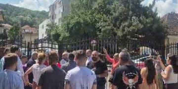 Revoltă la Opera Brașov: aproape 150 de angajați au cerut demisia managerului interimar. Protestul s-a încheiat cu intervenția Poliției
