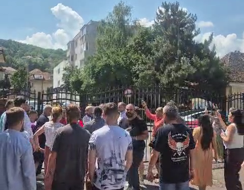 Revoltă la Opera Brașov: aproape 150 de angajați au cerut demisia managerului interimar. Protestul s-a încheiat cu intervenția Poliției