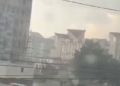 Furtuna a făcut victime la Târgoviște. Un acoperiș smuls de vânt a căzut peste o persoană
