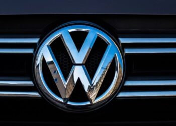 Criza escaladează la Volkswagen. Gigantul german ar putea să-și vândă mărcile de renume mondial.