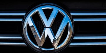 Criza escaladează la Volkswagen. Gigantul german ar putea să-și vândă mărcile de renume mondial.