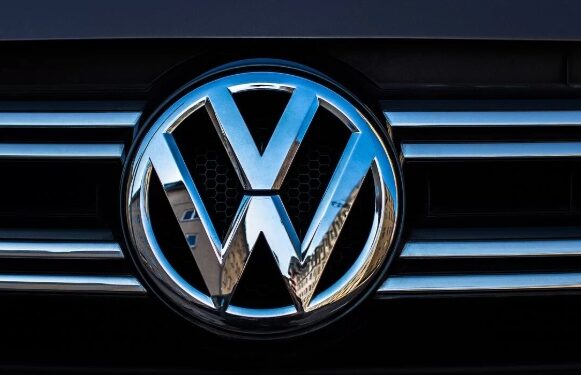 Criza escaladează la Volkswagen. Gigantul german ar putea să-și vândă mărcile de renume mondial.
