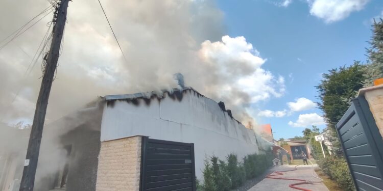 Incendiu la o locuință din municipiul Galați. Două persoane au fost evacuate
