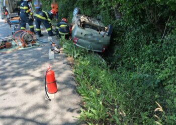 Accident în Hangu. Un bărbat de 71 de ani a rămas încarcerat după ce s-a răsturnat cu mașina