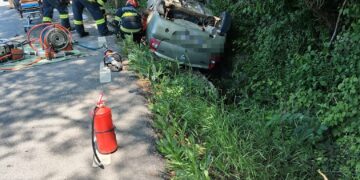 Accident în Hangu. Un bărbat de 71 de ani a rămas încarcerat după ce s-a răsturnat cu mașina