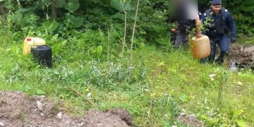 Doi bărbați, prinși în flagrant în timp ce furau gazolină dintr-o conductă OMV Petrom