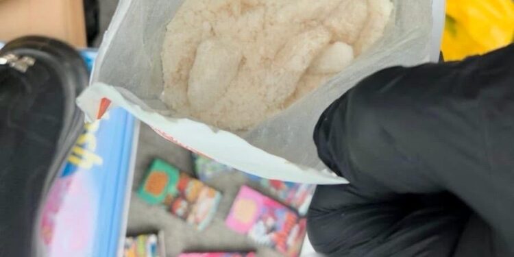 Peste un kilogram de droguri de mare risc, adus din Marea Britanie. Un bărbat din Bacău, reținut de DIICOT