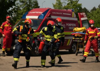 Accident grav la Lespezi: un autoturism a intrat într-un cap de pod, o persoană este inconștientă și încarcerată