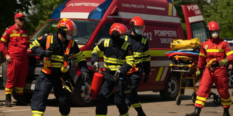 Accident grav la Lespezi: un autoturism a intrat într-un cap de pod, o persoană este inconștientă și încarcerată