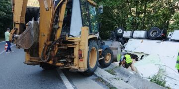 Trafic îngreunat pe DN66, între Petroșani și Târgu Jiu. Circulația se desfășoară alternativ după răsturnarea unui autotren
