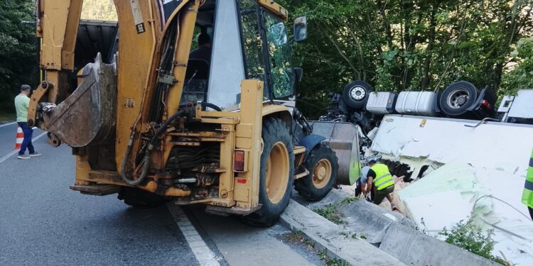 Trafic îngreunat pe DN66, între Petroșani și Târgu Jiu. Circulația se desfășoară alternativ după răsturnarea unui autotren