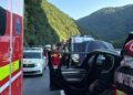 Bolovan prăbușit peste un autoturism pe DN7. Un bărbat este resuscitat după ce a rămas încarcerat