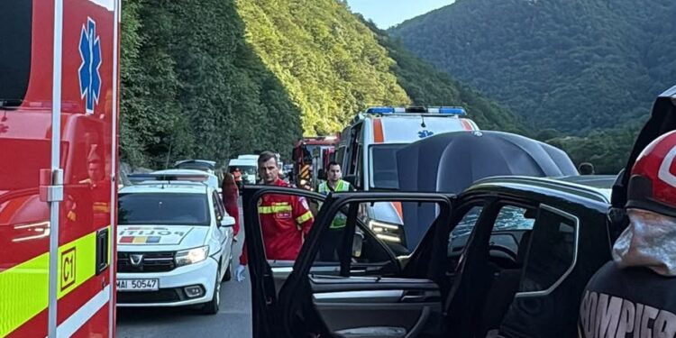 Bolovan prăbușit peste un autoturism pe DN7. Un bărbat este resuscitat după ce a rămas încarcerat