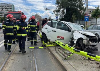 Accident rutier pe bulevardul Nicolae Iorga din Iași. Un autoturism a lovit parapetul unei stații de tramvai