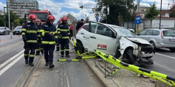 Accident rutier pe bulevardul Nicolae Iorga din Iași. Un autoturism a lovit parapetul unei stații de tramvai