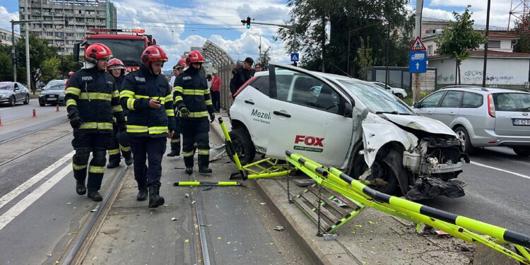 Accident rutier pe bulevardul Nicolae Iorga din Iași. Un autoturism a lovit parapetul unei stații de tramvai
