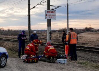 Bărbat electrocutat în drum spre pescuit, după ce undița a atins linia CFR de 27.000 de volți. Victima, transportată de urgență la spital