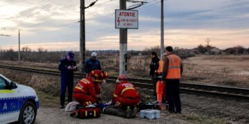 Bărbat electrocutat în drum spre pescuit, după ce undița a atins linia CFR de 27.000 de volți. Victima, transportată de urgență la spital