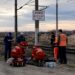 Bărbat electrocutat în drum spre pescuit, după ce undița a atins linia CFR de 27.000 de volți. Victima, transportată de urgență la spital