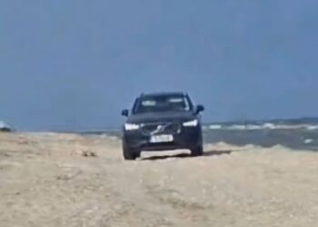 Șofer amendat după ce a intrat cu mașina pe plaja din Vadu. Imaginile cu autoturismul printre turiști au devenit virale