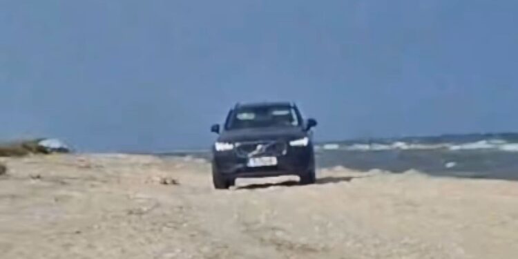 Șofer amendat după ce a intrat cu mașina pe plaja din Vadu. Imaginile cu autoturismul printre turiști au devenit virale