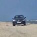 Șofer amendat după ce a intrat cu mașina pe plaja din Vadu. Imaginile cu autoturismul printre turiști au devenit virale
