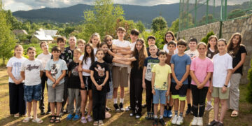 140 de burse pentru copiii din familii numeroase: Arhiepiscopia Iașilor lansează un nou program de sprijin