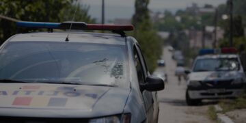 Tractorist rănit grav după ce utilajul s-a răsturnat într-o râpă, la Voinești. Victima are suspiciune de fractură de bazin și tibie