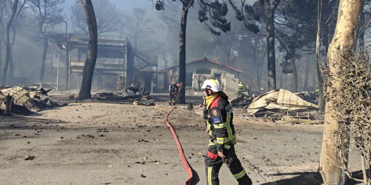 Pompierii români continuă intervențiile în Franța. Incendiu puternic de vegetație, stins alături de echipele franceze