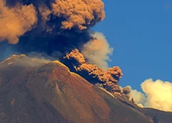 Erupția Etnei afectează traficul aerian din Sicilia. Zborurile spre Catania au fost suspendate
