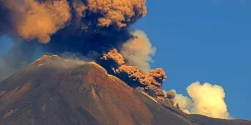 Erupția Etnei afectează traficul aerian din Sicilia. Zborurile spre Catania au fost suspendate