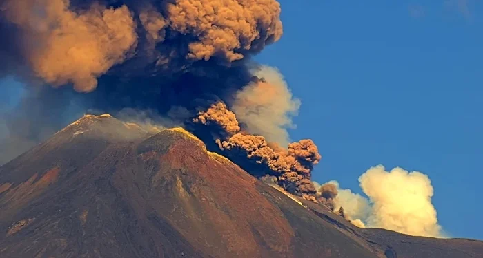 Erupția Etnei afectează traficul aerian din Sicilia. Zborurile spre Catania au fost suspendate