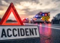 Accident în stațiunea 2 Mai: un autocar a lovit o autospecială de poliție aflată în misiune. Trei persoane au fost rănite